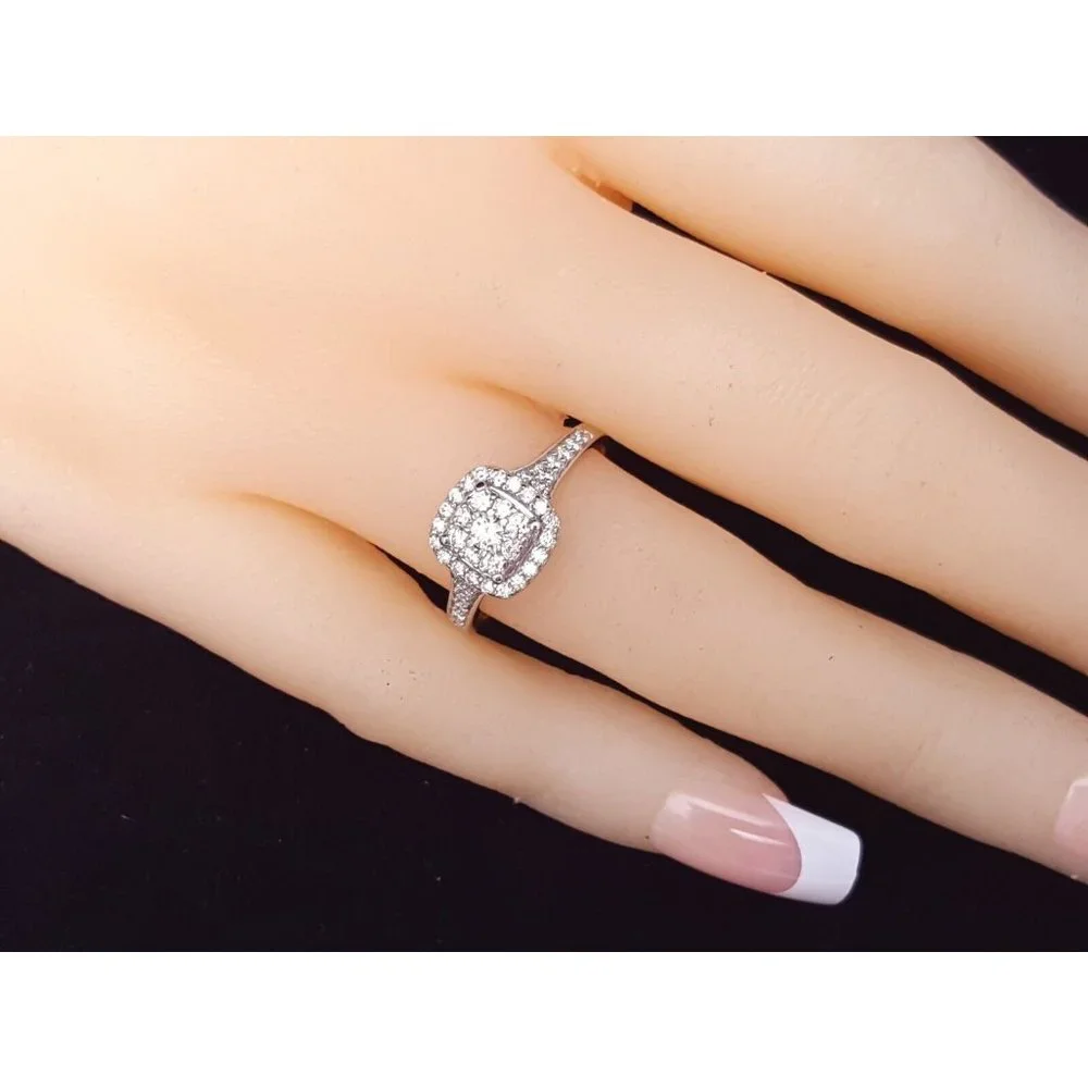 Beautiful 10K Karat Solid White Gold Designer Diamond Cluster Ring - Size 7